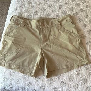 Columbia PFG light weight stretch tan shorts size 10